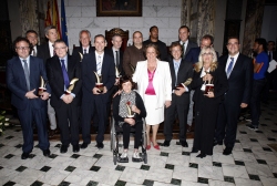 Los premiados al Mérito Deportivo de Valencia ecogieron sus trofeos de mano de la alcaldesa, Rita Barberá