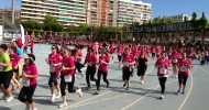 Una 'marea rosa' de más de 10.000 mujeres inunda el cauce del río Turia